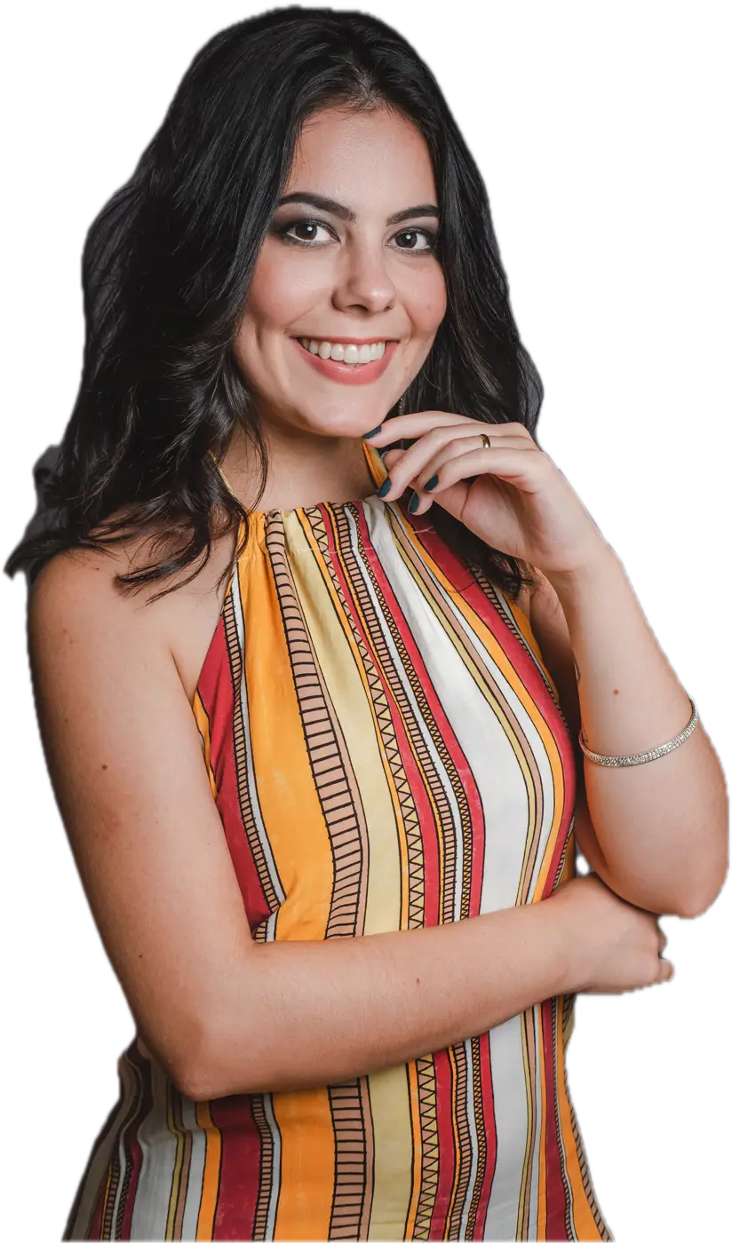 Kelly Justino Zago, psicóloga, sorrindo com a mão no queixo